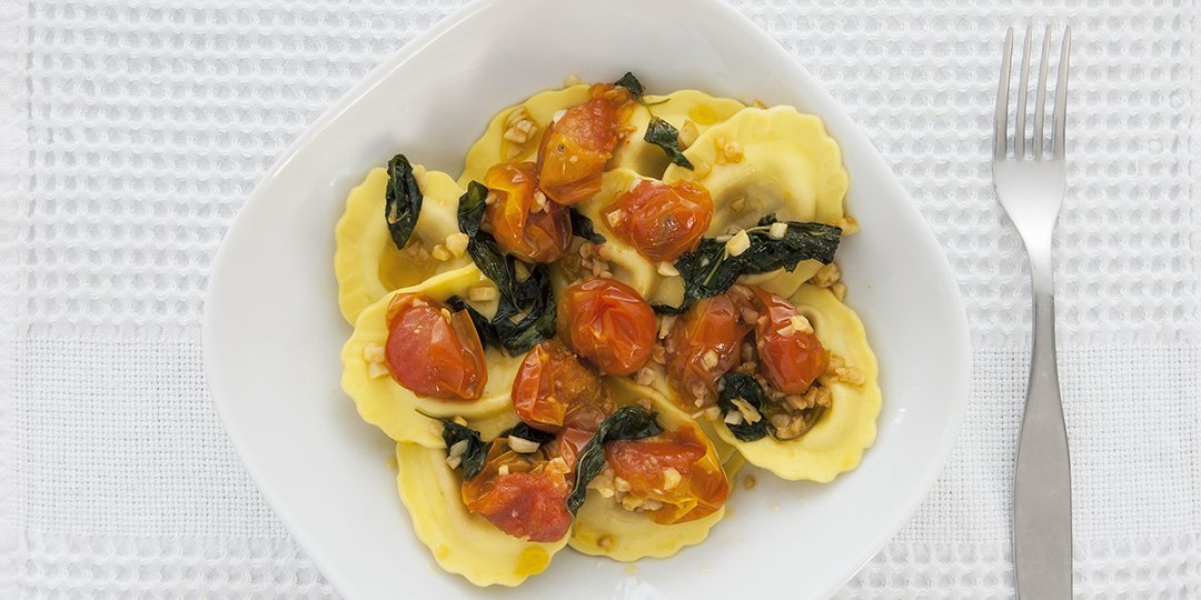 Ραβιόλι με γέμιση από μοτσαρέλα, ντομάτα και ελιές με σως olio oleo - Images
