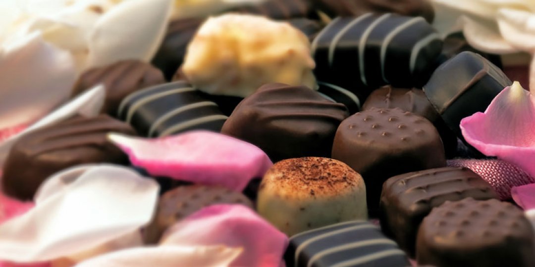 Σοκολατάκια με ροδοπέταλα  - Images