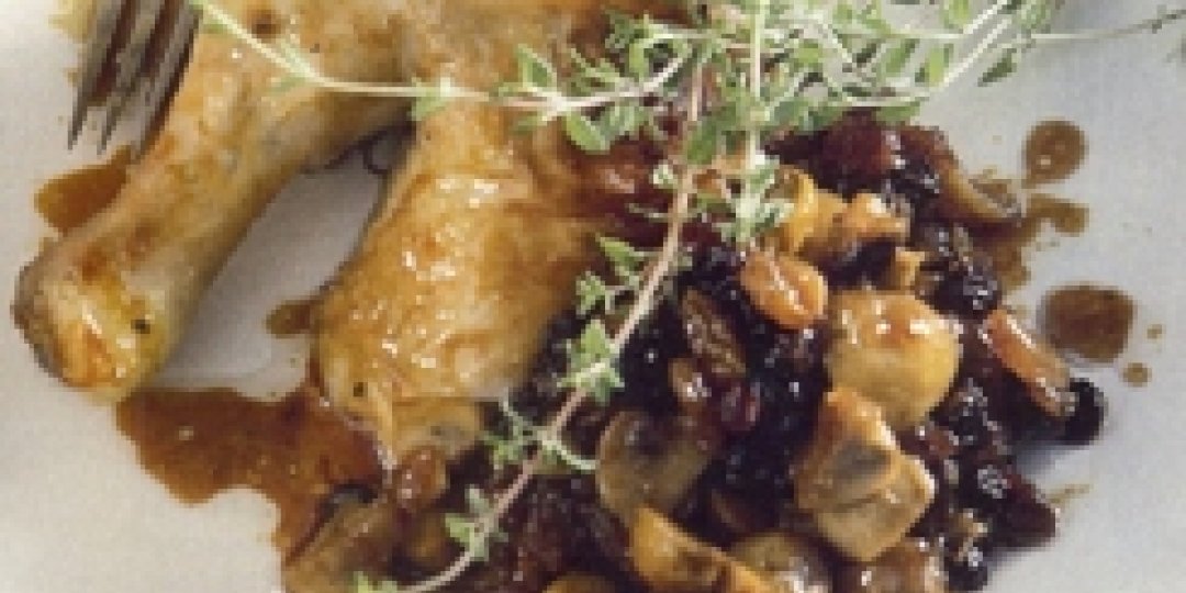 Κοτόπουλο γεμιστό με μανιτάρια, ξανθές και μαύρες σταφίδες με σάλτσα από πετιμέζι και γλυκό κρασί - Images
