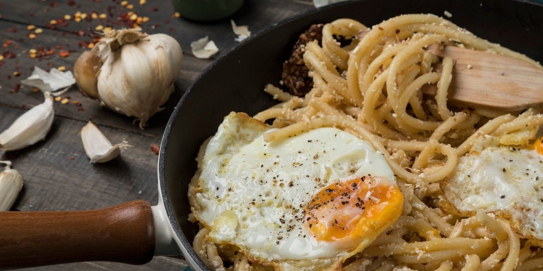Μακαρονάδα με σκόρδο και τηγανητά αυγά - Images