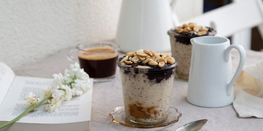 Overnight oats: κρέμα βρώμης με μαρμελάδα & φιστικοβούτυρο, για πρωινό - Images