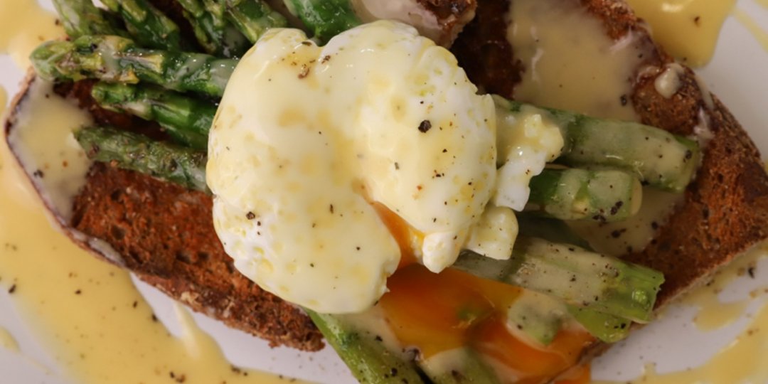 Αυγό ποσέ και σάλτσα βουτύρου με σπαράγγια  - Images