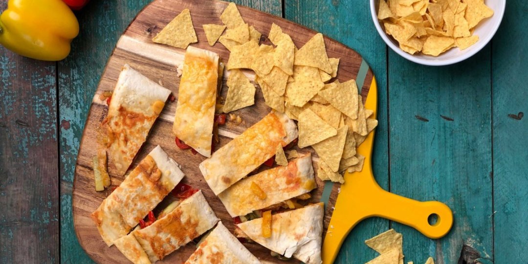 Quesadillas με τυρί, λαχανικά και σάλτσα τσίλι - Images