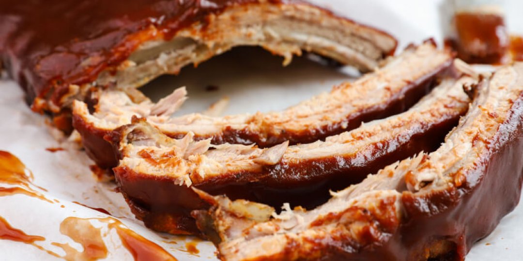 Καραμελωμένα spare ribs με bbq sauce και σαλάτα coleslaw - Images