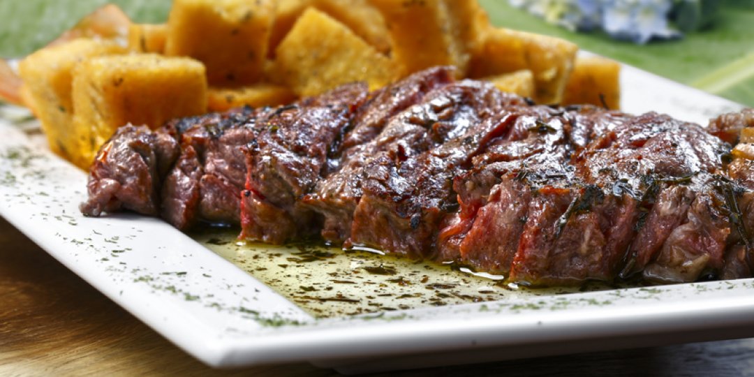 Rib eye steak σχάρας με μανιτάρια και τραγανά κρεμμύδια - Images