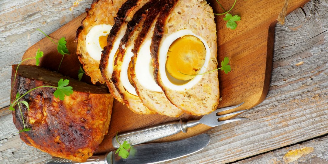 Ρολό κιμά γεμιστό με αβγά και φουρνιστές πατάτες - Images