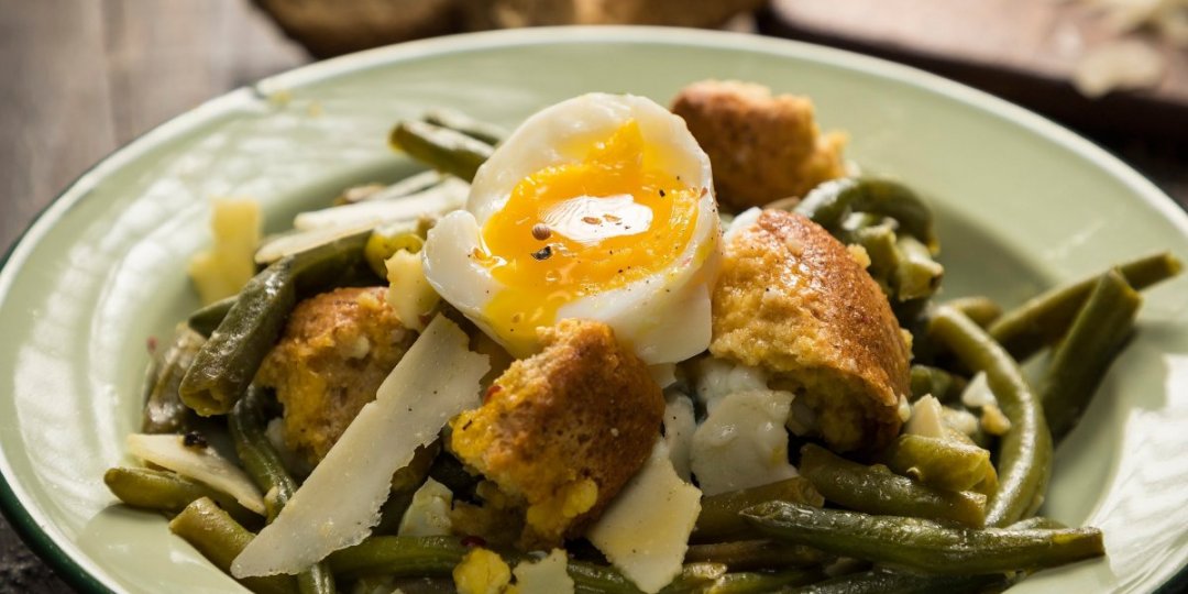 Ζεστή σαλάτα με φασολάκια, αυγά και παξιμάδια - Images