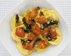 Ραβιόλι με γέμιση από μοτσαρέλα, ντομάτα και ελιές με σως olio oleo - Images