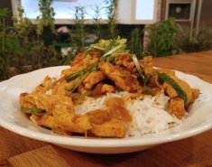 Ταυλάνδη - Stir-fried με κοτόπουλο και κάρυ - Images