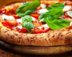 Πίτσα με σαλάμι και μοτσαρέλα  - Images