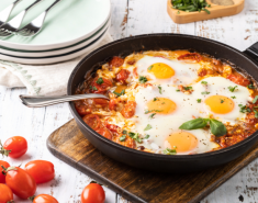 Ψητά αυγά με φέτα και ντοματίνια - Images