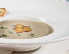 Σούπα μανιταριών με μπρουσκέτα, γκοργκονζόλα και θυμάρι - Images
