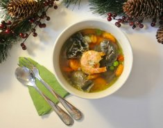 Θαλασσινή σούπα με γαρίδες και μαύρο τορτελόνι - Images