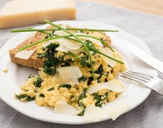 Scrambled eggs με σπανάκι - Images