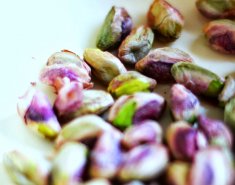 Αμύγδαλα, φυστίκη αιγίνης (pistachios) και  ροδόνερο  - Images