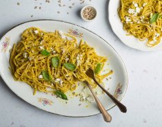 Μακαρονάδα με πέστο ψητής κίτρινης πιπεριάς και φέτα - Images