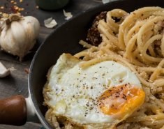 Μακαρονάδα με σκόρδο και τηγανητά αυγά - Images