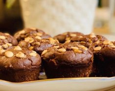 Υγιεινά muffins σοκολάτας γεμιστά με βούτυρο κάσιους  - Images