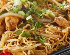 Nούντλς με κοτόπουλο (chow mein) - Images