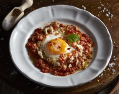 Τηγανητό αυγό σε σάλτσα ντομάτας - Images