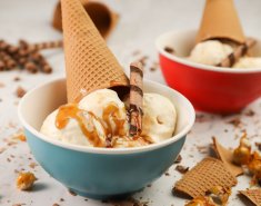 Παγωτό βανίλια με καραμελωμένα φουντούκια - Images