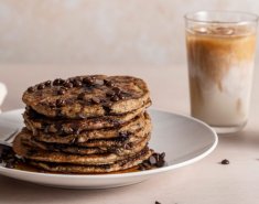 Πανεύκολα pancakes βρώμης με ρόφημα αμυγδάλου & κομματάκια σοκολάτας - Images
