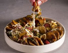 Πατάτες σπιράλ με λουκάνικο, μπέικον και τυριά - Images