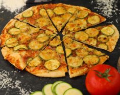 Πίτσα με κολοκυθάκια και παρμεζάνα - Images