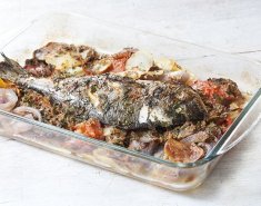 Ψάρι Blue Island με μελωμένες πατάτες σε σάλτσα ντομάτας και μυρωδικών - Images