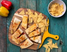 Quesadillas με τυρί, λαχανικά και σάλτσα τσίλι - Images