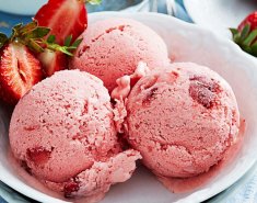 Παγωτό με φράουλα και βανίλια   - Images