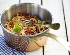 Σπαγγέτι με σάλτσα κόκκινης πιπεριάς - Images