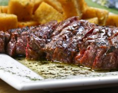 Rib eye steak σχάρας με μανιτάρια και τραγανά κρεμμύδια - Images