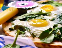 Πίτσα με σπανάκι, μπέικον και αβγά - Images