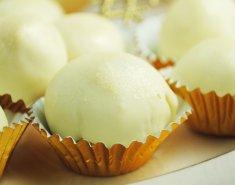 Λευκά σοκολατάκια με αμυγδαλωτό και κονιάκ  - Images
